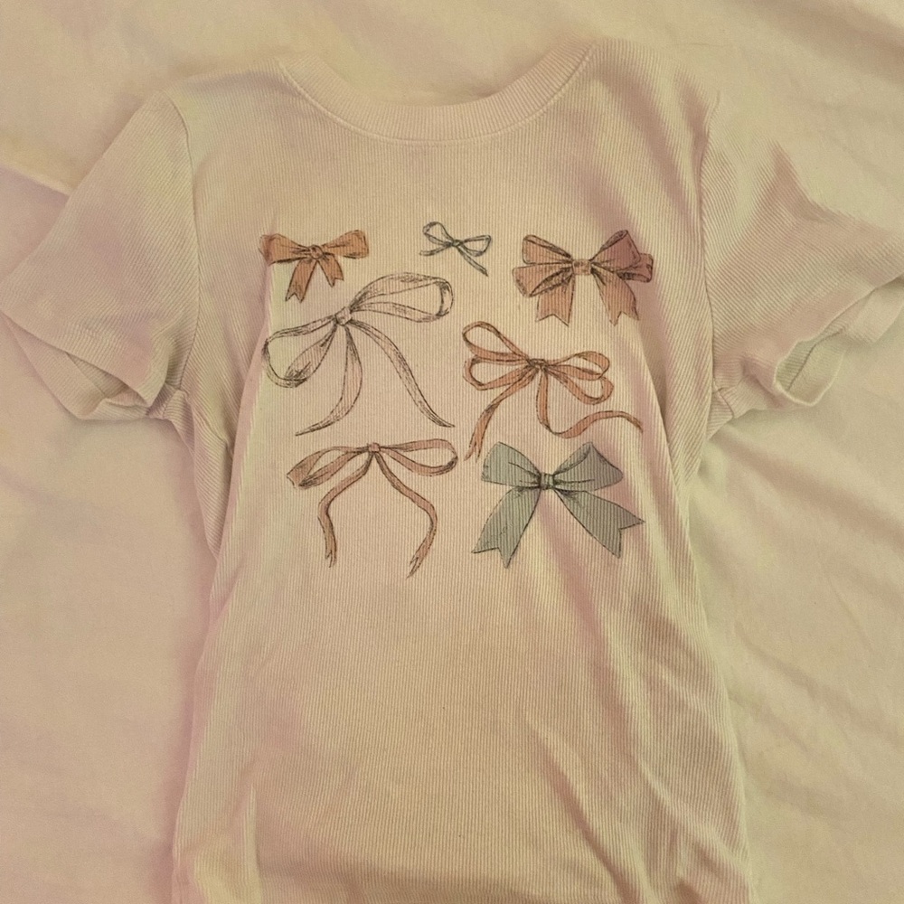 Hollister White and Pink Short Sleeve Tee with Bow Design